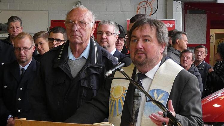Die kirchliche Segnung des Einsatzfahrzeuges &uuml;bernahm Pfarrer Michael Erhart (rechts) zusammen mit dem  evangelischen Gemeindereferenten und Ehrenkreisbrandrat Helmut Leykauf (links).
