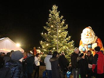 Der Nikolausmarkt auf dem Schützenplatz bot eine romantische Kulisse. Foto: Michael Stelzner