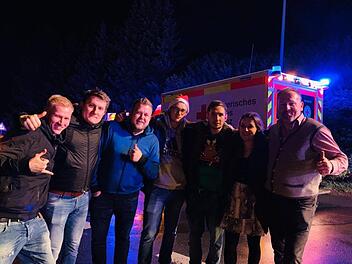 So sehen Weihnachtsengel aus (nach einer Party): Taxifahrer Konak und seine Fahrgäste löschten mitten in der Nacht einen Hausbrand im Kreis Hof. Foto: NEWS5 / Fricke
