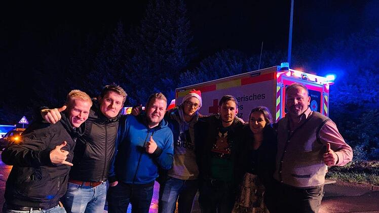 So sehen Weihnachtsengel aus (nach einer Party): Taxifahrer Konak und seine Fahrgäste löschten mitten in der Nacht einen Hausbrand im Kreis Hof. Foto: NEWS5 / Fricke