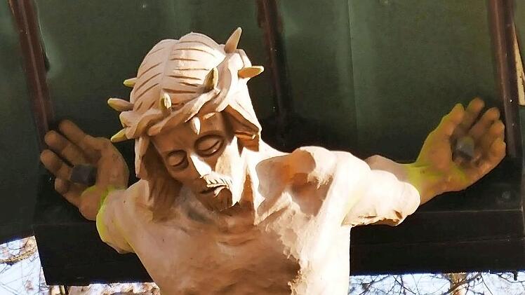 Aus einem mächtigen Eichenholzblock schnitzte Gottfried Albert die Christusfigur. Er selbst soll erzählt haben, dass er während seiner Arbeit fürchtete, der Block könnte kippen und ihn erschlagen.