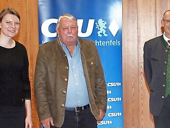 Der CSU-Kreisvorsitzende, Landrat Christian Meißner (re.) und die Bundestagsabgeordnete Emmi Zeulner bedankten sich bei Christian Mrosek (Mitte) für seine 20-jährige engagierte Tätigkeit als stellvertretender CSU-Kreisvorsitzender.