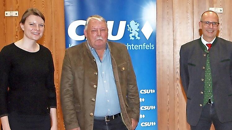 Der CSU-Kreisvorsitzende, Landrat Christian Meißner (re.) und die Bundestagsabgeordnete Emmi Zeulner bedankten sich bei Christian Mrosek (Mitte) für seine 20-jährige engagierte Tätigkeit als stellvertretender CSU-Kreisvorsitzender.