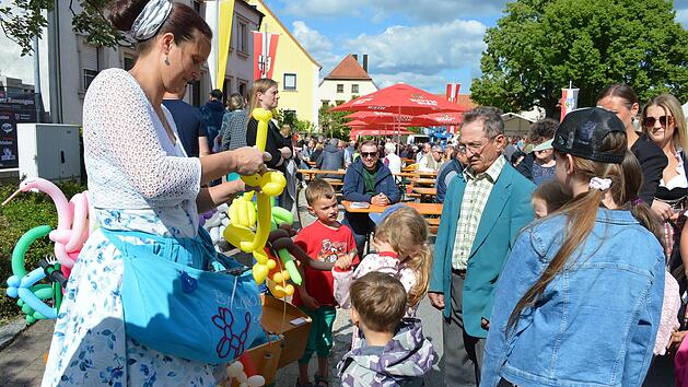Zum Staunen, was die Ballonkünstlerin da Luftiges und Lustiges aus ihrer Hand zauberte. Foto: Isolde Krapf