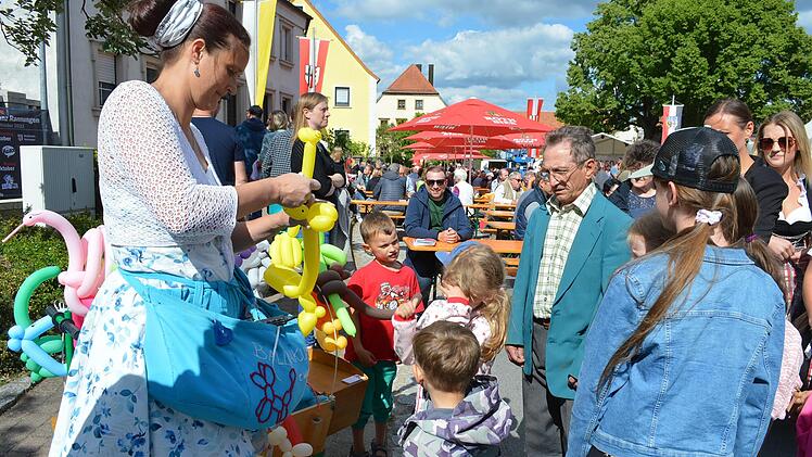 Zum Staunen, was die Ballonkünstlerin da Luftiges und Lustiges aus ihrer Hand zauberte. Foto: Isolde Krapf