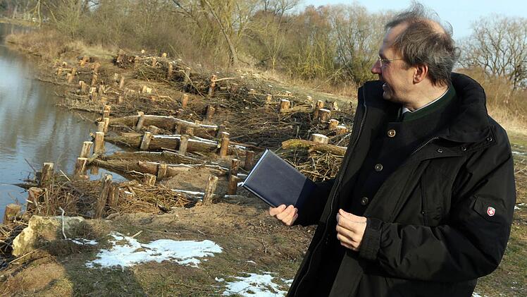 Hans-Joachim Rost steht am befestigten Uferabschnitt, der einige Sommer lang ein beliebter "Hundestrand" war. Fotos: Matthias Hoch