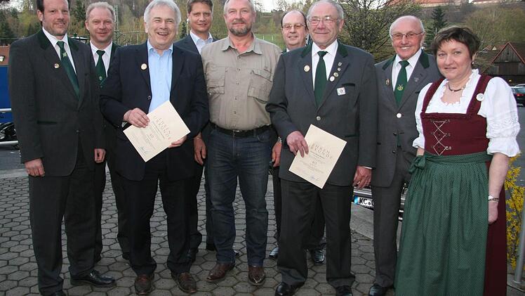 Der stellvertretende Schützenmeister Matthias Kümmet (links) gratuliert den langjährigen Schützen (von links): Peter Frisch, Hartmut Nenninger, Frank Jungkunz, Bernd Korb, Richard Herget, Johann Diestler, Heinrich Schneider und Andrea Müller.