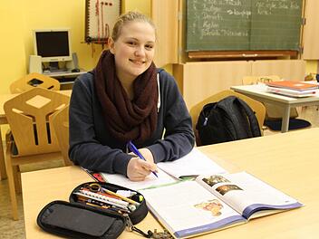 Ramona Felber macht an einem Tag in der Woche bei dem Projekt "Unitag" mit. An den restlichen Tagen sitzt sie in der elften Klasse im Maria-Ward-Gymnasium. Fotos: Anna-Sophia Metzel