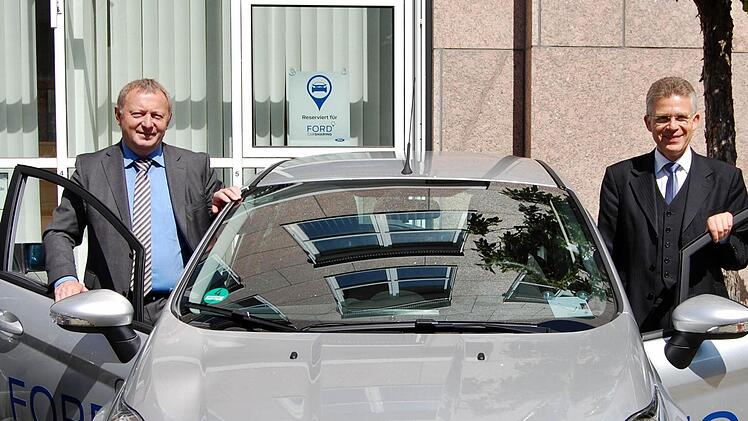 Landrat Thomas Bold (links) und Sparkassen-Chef Roland Friedrich nutzen das Carsharing für ihre Mitarbeiter.  Foto: Sigismund von Dobschütz