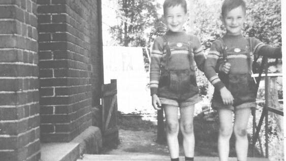 Udo Skrzypczak (links) mit seinem jüngeren Bruder Thomas (rechts) - in der unausweichlichen Lederhose... Foto: privat