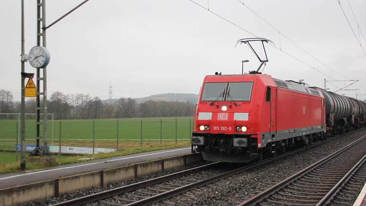 Ein Güterzug fährt an der defekten Uhr im Bahnhof Gundelsdorf vorbei. (Foto: Friedwald Schedel)
