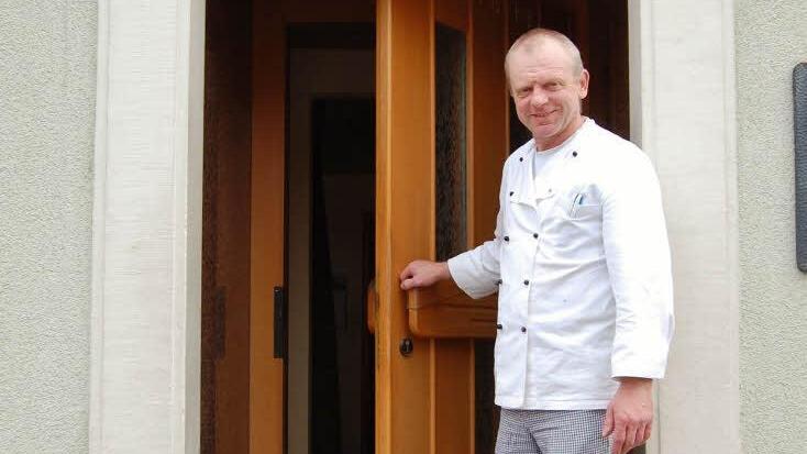 Wie lange Bernd Vogler noch die Tür seines Gasthauses aufscließt, weiß er nicht. Foto: Dobschütz