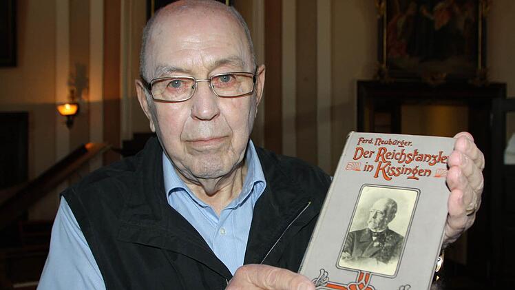 Eugen Rampf überreichte das Buch "Bismarck in Kissingen". Foto: Ralf Ruppert