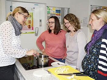Gemeinsam mit Fachberaterin Melanie Mangold (links) bereitete die jungen Mütter Katharina Back, Michaela Hartung und Samantha König Breie für Säuglinge zu, um den Übergang vom Stillen beziehungsweise vom Fläschchen zum Familientisch so unkompliziert und kostengünstig wie möglich zu gestalten.  Foto: Marion Eckert