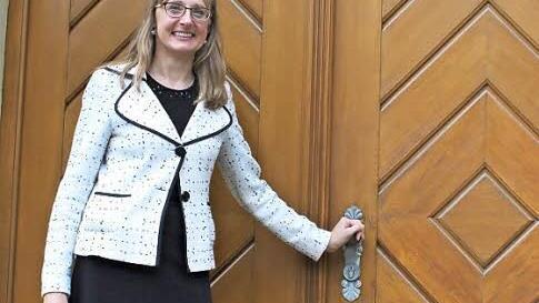Trat zum ersten Mal als neue Direktorin durch das Hauptportal am Lichtenfelser Amtsgericht: Richterin Ulrike Barausch. Foto: Markus Häggberg