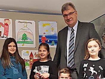 Ein Großer mit vier Kleinen. Bürgermeister Helmut Dietz gratulierte den "kleinen Künstlern" (von links): Emilie Mölter, Sina Knauf, Gianmarco die Virgilio und Leonie Süppel. Im Hintergrund die Werke der vier Sieger.  Foto: Anna Döhler