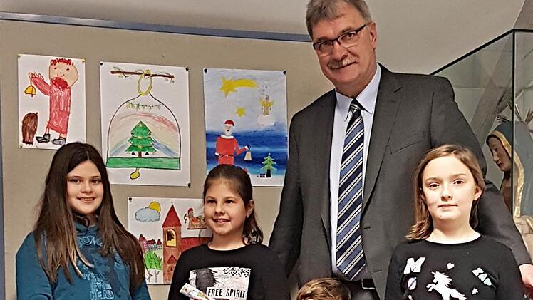 Ein Großer mit vier Kleinen. Bürgermeister Helmut Dietz gratulierte den "kleinen Künstlern" (von links): Emilie Mölter, Sina Knauf, Gianmarco die Virgilio und Leonie Süppel. Im Hintergrund die Werke der vier Sieger.  Foto: Anna Döhler