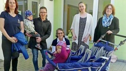 Von links: Anka Lubiato, Rosi Müller, Anna Müller und Ute Salzwedel sowie Kerstin Binger mit Marwin auf dem Arm und Hannah im Taxi. Foto: Hübner