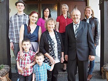 Jubelpaar Margit und Manfred Niewelt mit Gratulanten Foto: Thieret