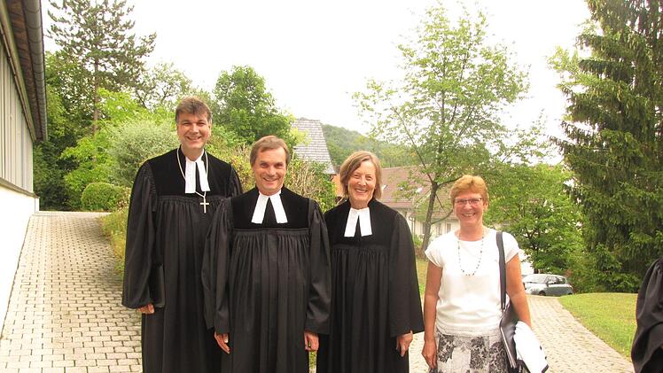 Abschied von Pfarrer Klaus Göpfert. Von links: Dekan Stefan Kirchberger, Pfarrer Klaus Goepfert, Pfarrerin Gertrud Göpfert und Andrea Stier vom Kirchenvorstand Seidmannsdorf. Foto: Martin Koch
