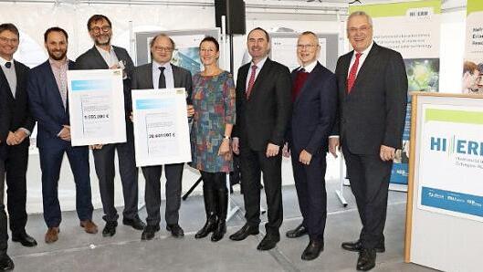 Hubert Aiwanger (3. v. r.) hatte zum Richtfest zwei millionenschwere Förderbescheide mitgebracht. Foto: Fuchs