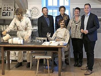 Das Bild zeigt eine Szene im Heimatmuseum, bei der das berühmte Roesler-Porzellan hergestellt wird, mit (von links) Rainer Mattern, Katja Furnier, Hedda Hanft und Bürgermeister Tobias Ehrlicher.  Foto: M. Brehm