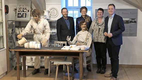 Das Bild zeigt eine Szene im Heimatmuseum, bei der das berühmte Roesler-Porzellan hergestellt wird, mit (von links) Rainer Mattern, Katja Furnier, Hedda Hanft und Bürgermeister Tobias Ehrlicher.  Foto: M. Brehm