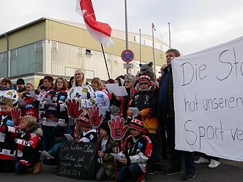 "Ich will wieder zu den Wölfen, zurück an den Spielfeldrand" sangen die Fans der Kissinger Wölfe bei einer Demo, die sie kurzfristig für den Sonntagnachmittag angesetzt hatten. Es war ihr Abschiedslied, ein Abgesang auf den Eishockeysport in Bad Kissingen.Heike Beudert