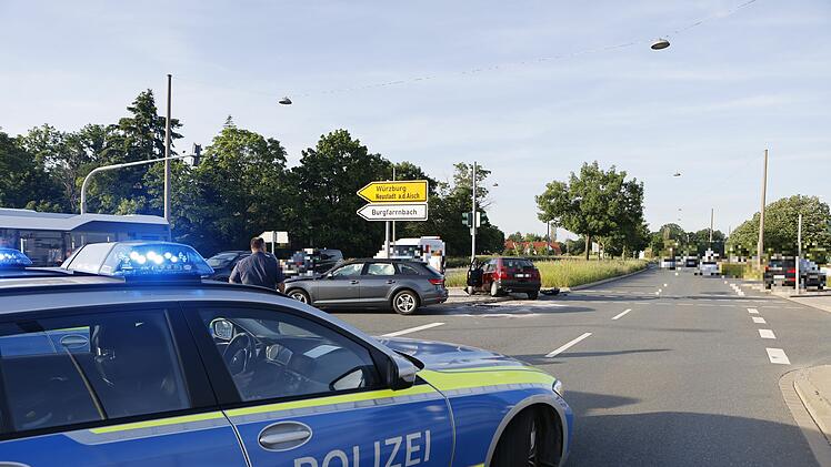 Zusammensto&szlig; im Kreuzungsbereich nach Rotlichtversto&szlig;