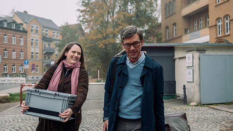 Bernhard Zeidler (Peter Schneider) versucht seiner neuen Angestellten Mala Murphy (Emily Cox) einen m&ouml;glichst angenehmen Start in Deutschland zu erm&ouml;glichen.