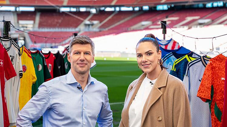 Esther Sedlaczek und Thomas Hitzlsperger erkunden f&uuml;r die 75 Minuten lange Doku "WM-Wahnsinn und Titeltr&auml;ume" die unmittelbar bevorstehende XXL-Fu&szlig;ball-WM mit 48 Mannschaften in drei gro&szlig;en Fl&auml;chenl&auml;ndern: den USA, Kanada und Mexiko.