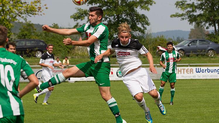 Der Redwitzer David Daumann (weiß) hat hier keine Chance vor Erhan Ceri an den Kopfball zu kommen. Foto: Heinrich Weiß