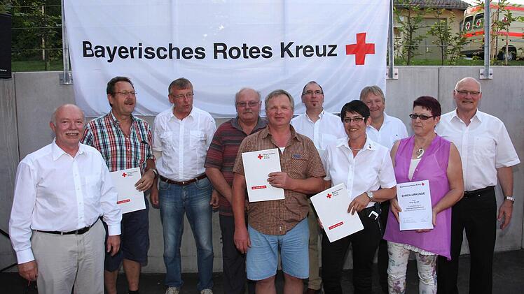 Kreisgeschäftsführer Dieter Greger (links) und stellvertretender BRK-Kreisvorsitzender Wolfgang Borst (rechts) ehrten (von links) Helmut Schroll, Helmut Rehm, Heinz-Theo Albert, Waldemar Lutter, Klaus Schindler, Ingrid Bock, Jürgen Sieber und Helga Bendel.  Foto: Michael Will
