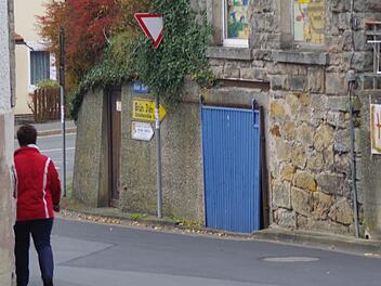 Im Zickzack um die Kurve: Fußgänger, die auf Nummer sicher gehen wollen, dass sie auf dem Weg Richtung Ortskern an der Einmündung der Grüner Straße in die Bundesstraße 85 keinem Lastwagen vor den Kühler laufen, wechseln am besten auf die rechte Seite. Von dort können sie um die Ecke schauen, ehe sie hinter der Engstelle wieder nach links zurückkehren.  Fotos: Marco Meißner