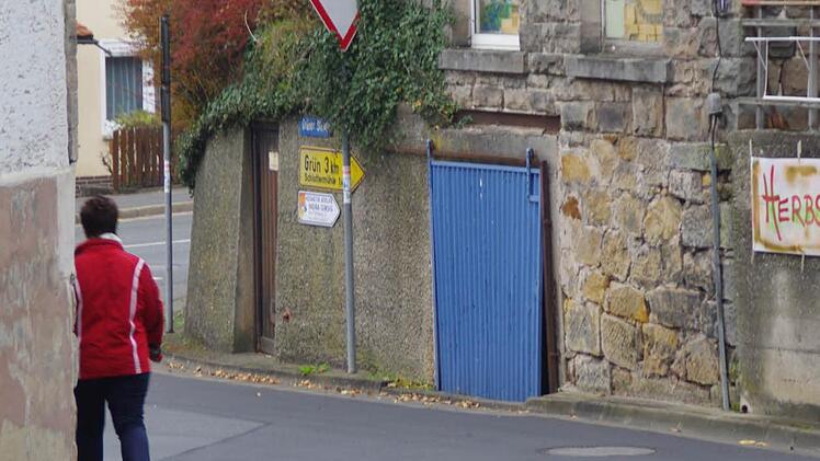 Im Zickzack um die Kurve: Fußgänger, die auf Nummer sicher gehen wollen, dass sie auf dem Weg Richtung Ortskern an der Einmündung der Grüner Straße in die Bundesstraße 85 keinem Lastwagen vor den Kühler laufen, wechseln am besten auf die rechte Seite. Von dort können sie um die Ecke schauen, ehe sie hinter der Engstelle wieder nach links zurückkehren.  Fotos: Marco Meißner