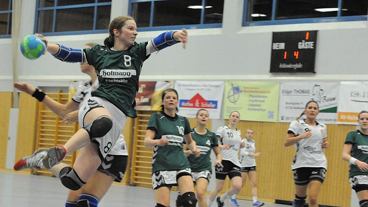 Szene aus dem Spiel der SG Garitz/Nüdlingen (grüne Trikots) gegen den 1. FC Nürnberg). Foto: Hopf