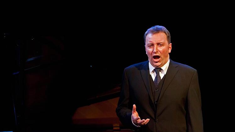 Martin Trepl gestaltete eine Liederabend in der Coburger Reithalle.Foto; Jochen Berger