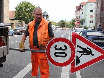 Dieter Ströhlein vom Entsorgungs- und Baubetrieb der Stadt Bamberg hat am Mittwoch die ersten Schilder abgebaut. Am Donnerstag, 20. August, sollen die letzten Markierungsarbeiten folgen, am Freitag, 21. August, kann die Baustelle am Rhein-Main-Donau-Damm komplett aufgelöst werden. Foto: Sebastian Martin