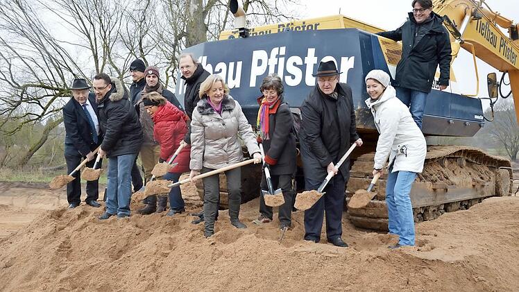 Beim Spatenstich für das neue Naherholungsgebiet packten alle kräftig mit an. Foto: p