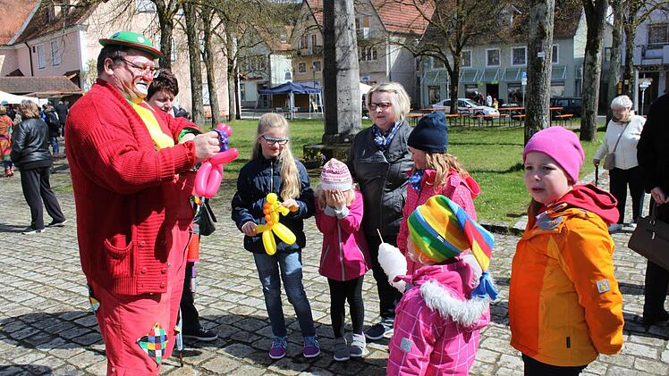 Clown Firlefanz machte Tiere aus Luftballon Foto: Carmen Schwind