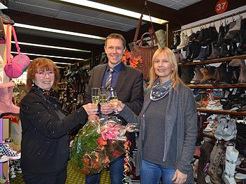 Letztmals anstoßen auf ein Traditionsgeschäft, denn Ladeninhaberin Monika Gehrlicher-Oeckler (links) wird in eineinhalb Wochen ihren Laden schließen. Gestern machte Bürgermeister Marco Steiner seinen Abschiedsbesuch. Rechts Tochter Carmen Weigand. Foto: Rainer Lutz