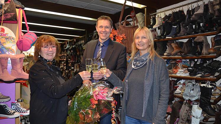 Letztmals anstoßen auf ein Traditionsgeschäft, denn Ladeninhaberin Monika Gehrlicher-Oeckler (links) wird in eineinhalb Wochen ihren Laden schließen. Gestern machte Bürgermeister Marco Steiner seinen Abschiedsbesuch. Rechts Tochter Carmen Weigand. Foto: Rainer Lutz