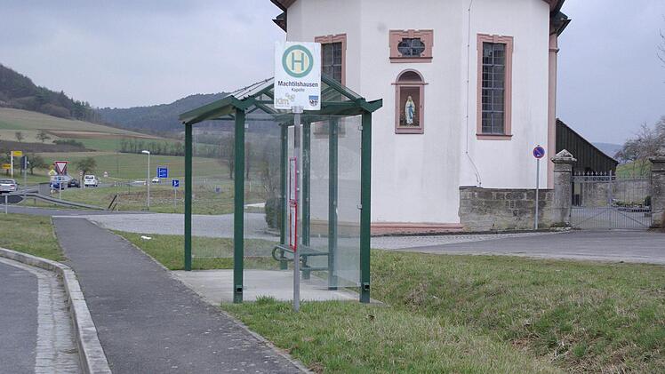 Aus Sicherheitsgründen erhält das Bushäuschen an der Kreuzkapelle eine Beleuchtung. Ob diese außen oder innen sein soll, berät der Markt mit dem Bayernwerk.  Foto: Winfried Ehling