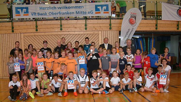 Siegerehrung nach dem Basketball-Turnier mit den Talenten der sechs Mannschaften, ihren Betreuern, den Verantwortlichen des Brose-Schulprogramms, Organisatoren und Sponsoren.  Fotos: Hans Franz