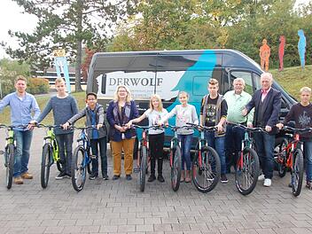 Mit der "SAG Mountain Bike" bietet die Freiherr-von-Lutz-Mittelschule eine zusätzliche Möglichkeit des Sporttreibens, worüber sich die Schüler sowie Sportlehrer Markus Barthel, Rektorin Ulrike Freifrau von und zu der Tann, Radsporthändler Bernhard Wolf und Bürgermeister Helmut Blank freuen.  Manfred Mellenthin