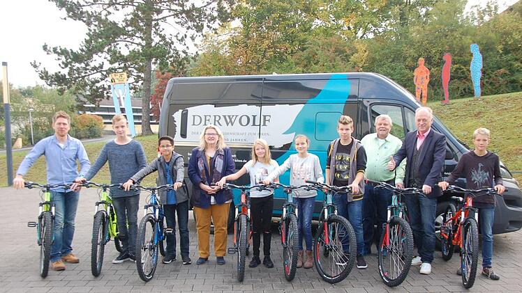 Mit der "SAG Mountain Bike" bietet die Freiherr-von-Lutz-Mittelschule eine zusätzliche Möglichkeit des Sporttreibens, worüber sich die Schüler sowie Sportlehrer Markus Barthel, Rektorin Ulrike Freifrau von und zu der Tann, Radsporthändler Bernhard Wolf und Bürgermeister Helmut Blank freuen.  Manfred Mellenthin