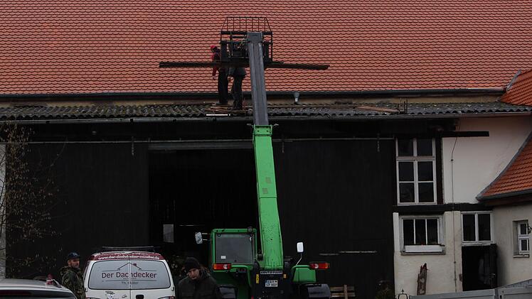 Dachdecker haben zurzeit in Wind viel zu tun. Evi Seeger