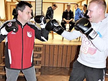 In einer kurzen Szene wird Matthias Dörfler (links) als "Rocky" im Boxkampf mit André Kretzer (rechts) zu sehen sein. Foto: Reißaus