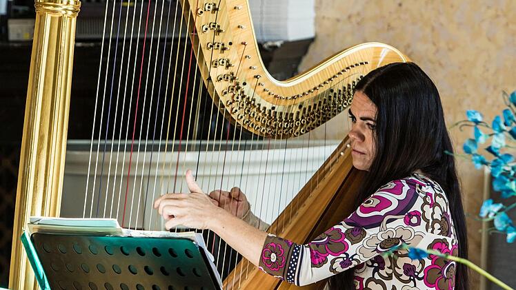 Zauberhafte Harfenklänge: Melanie Alban beim "Concert for Kids" im Coburger Landestheater.Foto: Jochen Berger