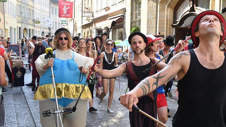 Künstlerparade zur Eröffnung der 20. Auflage von "Bamberg zaubert" am 13. Juli 2018. Foto: Ronald Rinklef